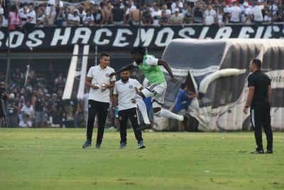 Adebayor: cuatro partidos, una expulsión y ningún gol