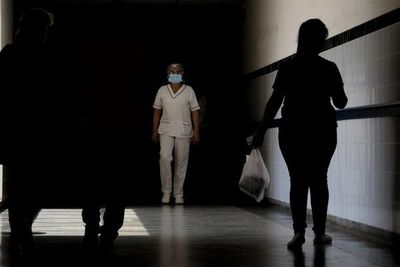Enfermeras, en el primer frente de batalla y sin sueldos desde enero