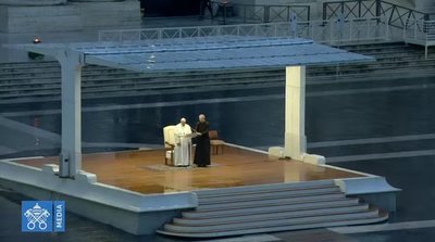 Papa Francisco: “Ahora, mientras navegamos en mares complicados, te pedimos: Despierta, Señor”