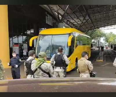 Paraguayos varados en Foz de Yguazú ingresan por el Puente de la Amistad