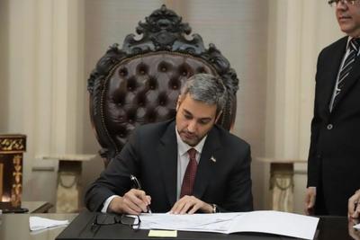 Mandatario firmó decreto que extiende aislamiento total hasta el 12 de abril