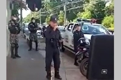 “Qué bonita es esta vida”, la canción que el director de policía del Guairá interpretó en plena calle para agradecer el cumplimiento de la cuarentena