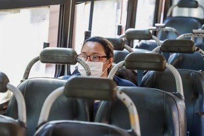 Buses regularán frecuencia y no dejarán subir a pasajeros sin tapabocas en Asunción