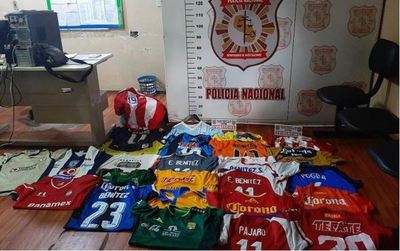 Robaron más 1.000 camisetas a "Pájaro" Benítez, entre ellas la 10 de "Lio" y "Ney"