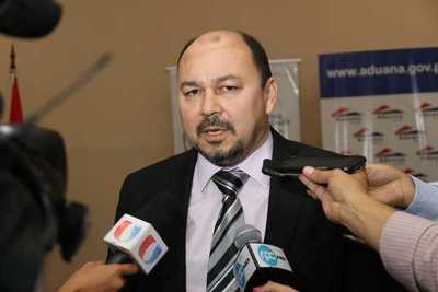 Aduana entrega kits de alimentos con productos incautados