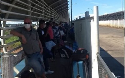 Compatriotas acampados en el puente de la Amistad esperarán hasta el 12 de abril para ingresar al país, dicen