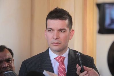 Políticos se oponen a cortar gastos inútiles, acusan: ¿US$ 400 millones para "muchachos"?