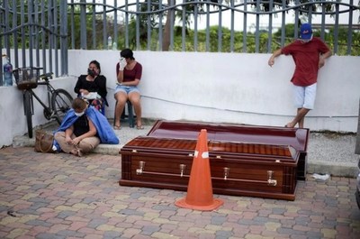Se recogen 100 cadáveres por día en Guayaquil y la alcaldesa le pidió al Gobierno que autorice al municipio a levantarlos