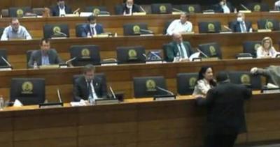 Senadora se expone a imputación de comprobarse que incumplió su cuarentena