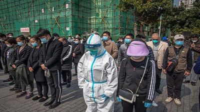 China rinde homenaje a los fallecidos por el coronavirus