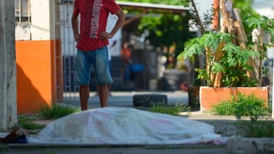 "La gente moría delante de mí": La pesadilla de una ecuatoriana para retirar el cuerpo de su padre en un hospital de Guayaquil durante la pandemia