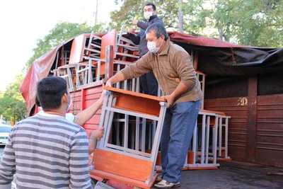Sector educativo del Ñeembucú recibe pupitres adquiridos por el Gobierno, a través de la EBY