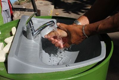 Hábitat para la Humanidad dona lavamanos e insumos de limpieza para familias de La Chacarita