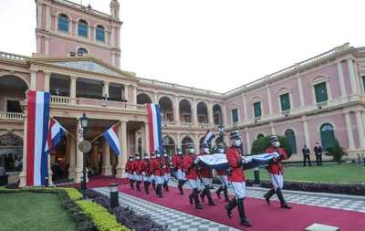 En Palacio: acto por día de la patria usan bandera sin escudos y desatan críticas