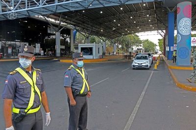 Comercio ahogado y miedo al contagio en la frontera entre Paraguay y Brasil