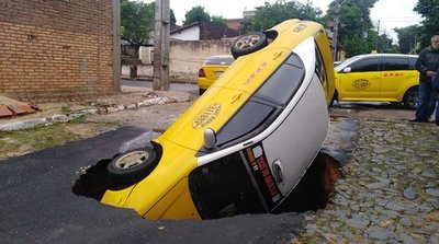 Un taxi fue tragado por un cráter en Asunción