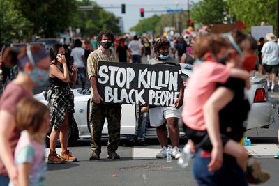 Acusan de asesinato en tercer grado a policía por muerte de afroamericano