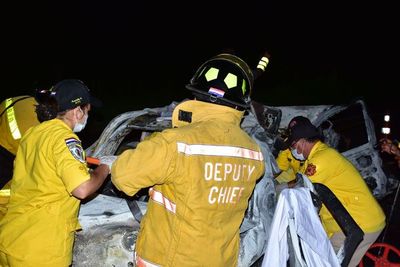 Destacable labor de los bomberos y policías en el accidente de ayer