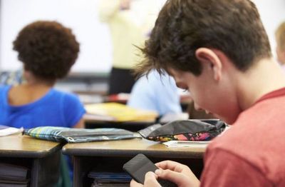 Desde este 2020, celulares en clase sólo si el docente permite