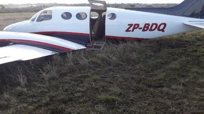 Pasajeros del avión que aterrizó forzosamente en el Silvio Petirrossi salieron ilesos
