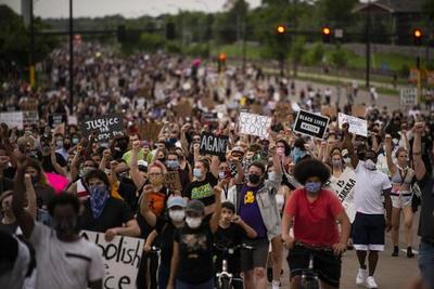 Continúan las multitudinarias protestas en Los Ángeles contra el racismo