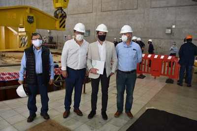 Directores participaron de acto de montaje del rotor de turbina número 3, en Yacyretá