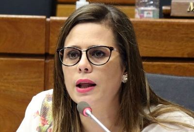 Kattya González considera como "peligrosa" compra de insumos vía OPS