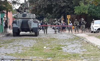 Internos y familiares se manifiestan en el Penal de Tacumbú