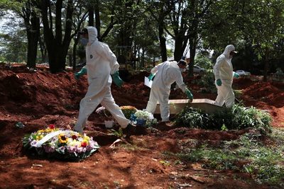 Brasil suma 1.254 muertes y 45.305 casos en el día del positivo de Bolsonaro